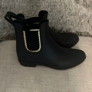 Gently used Jack Rogers size 8 navy rain boot with gold detail